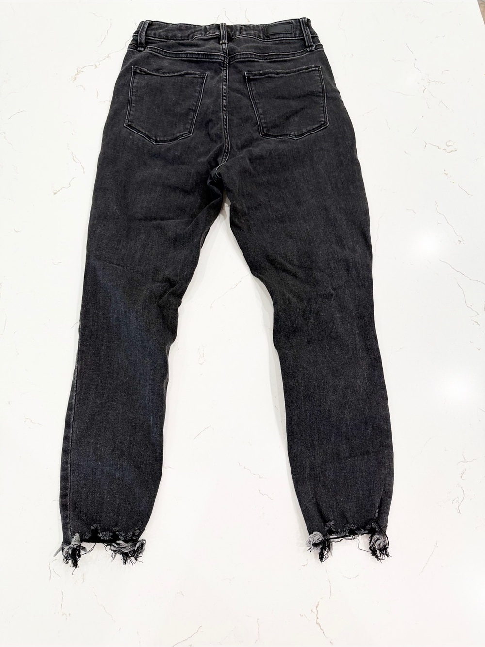 Abercrombie & Fitch High-Rise Distressed Black Jeans model-off-duty Grunge - Picture 7 of 7